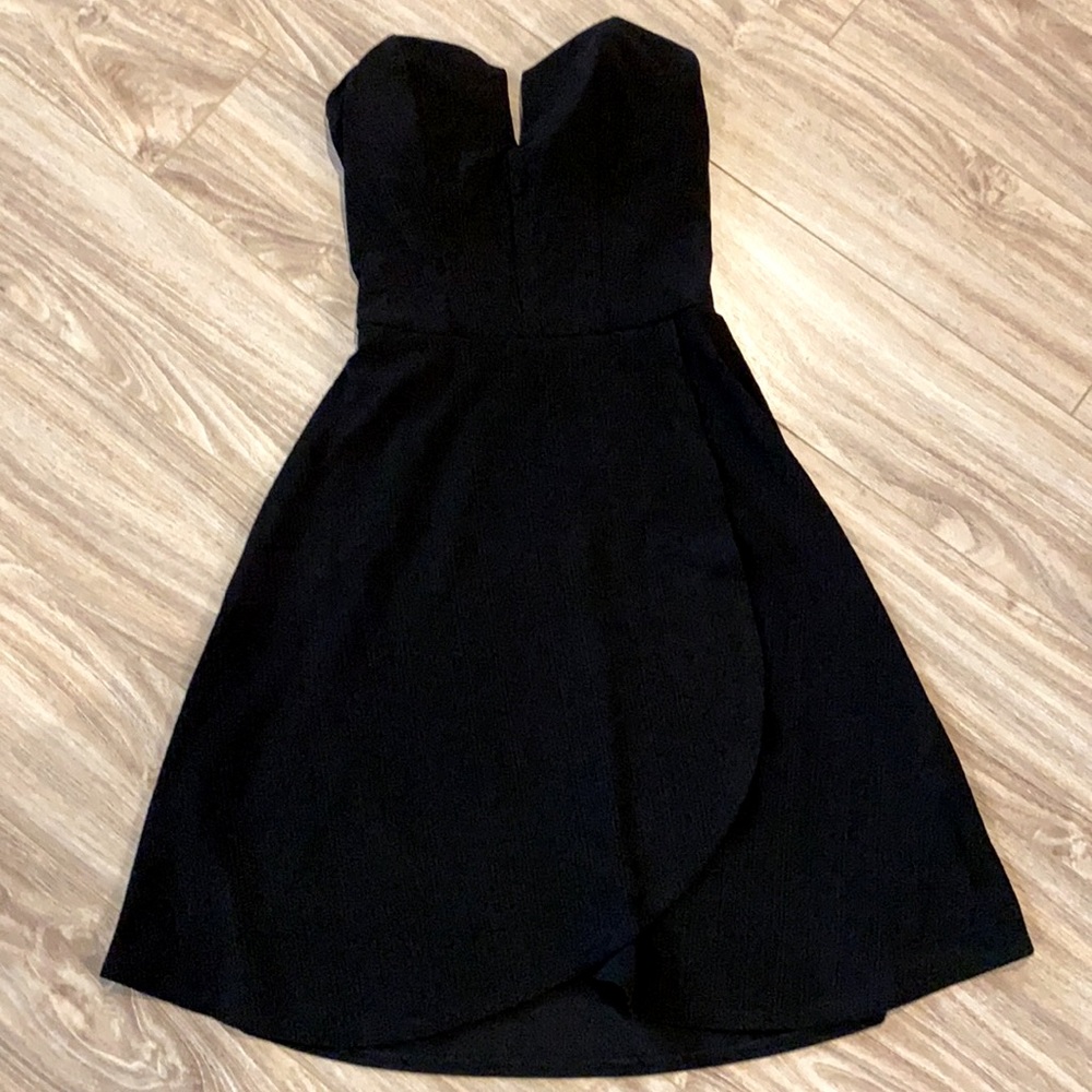 Black strapless dress, fitting xs. Extremely comfortable and only worn once!